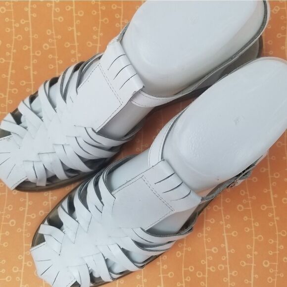 Faded Glory White Leather Look Strappy Sandal. - Picture 2 of 10